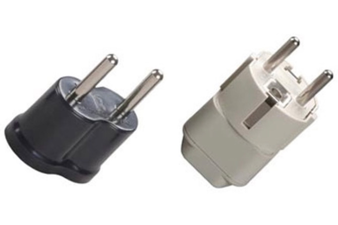 C型(左)和F型(右)插頭 C型(左)和F型(右)插頭