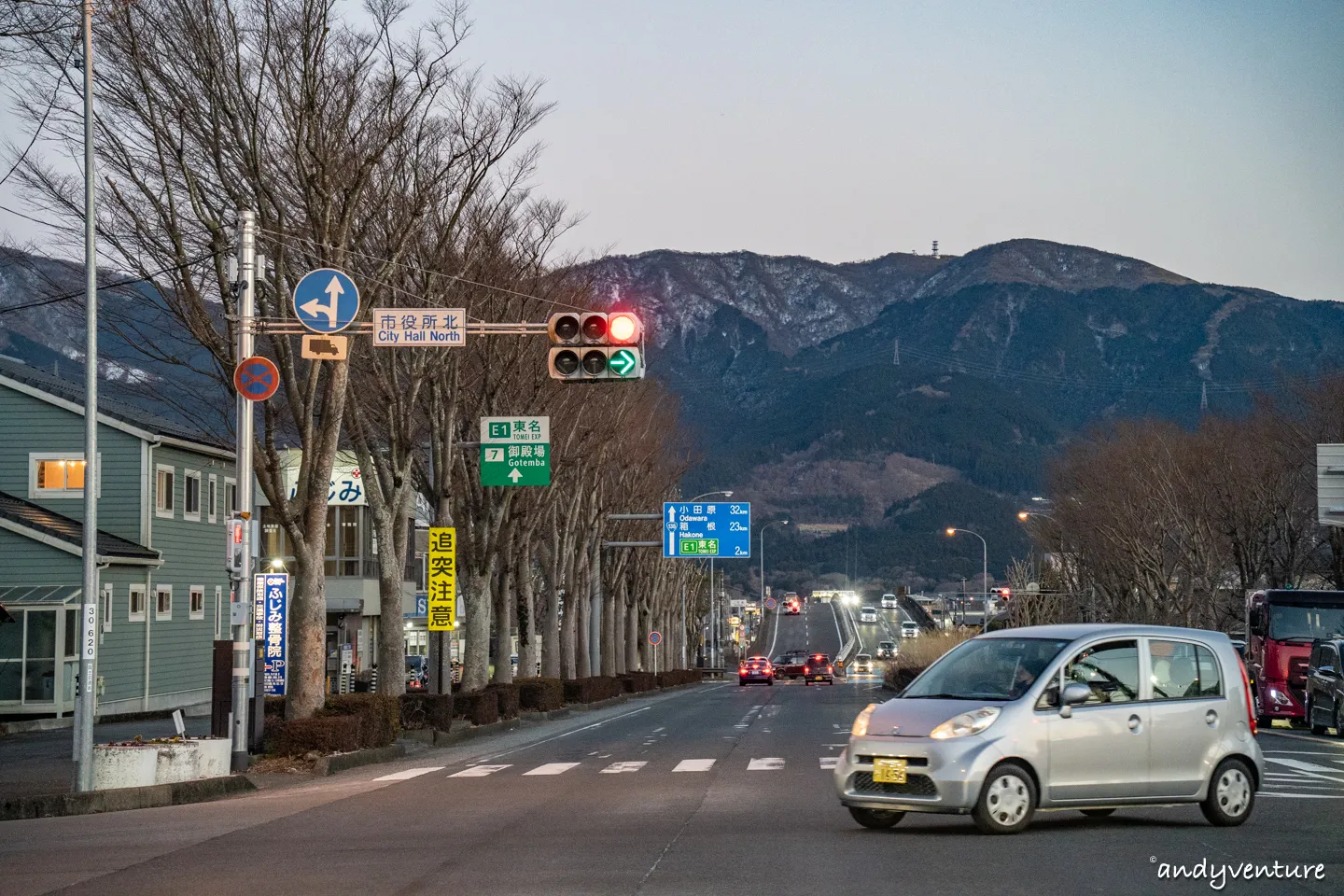 大型十字路口通常有額外的右轉燈