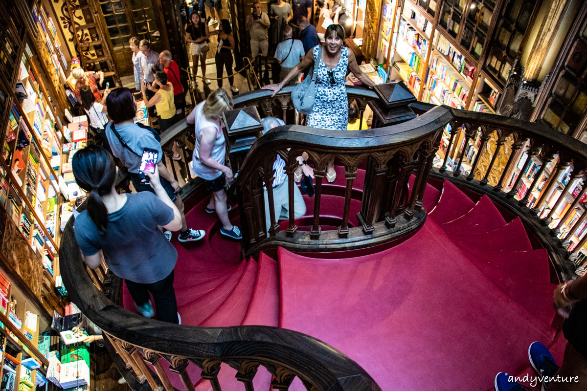 萊羅書店－人比書多的世界最美書店｜Porto｜葡萄牙租車