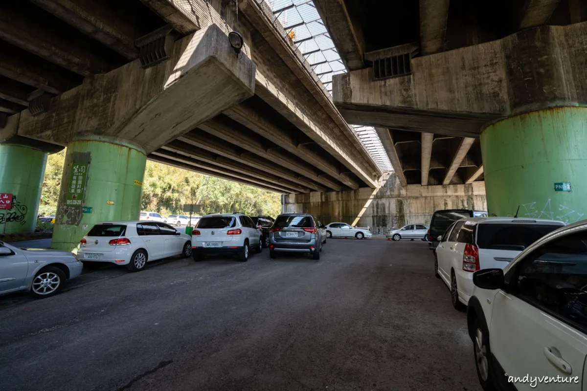 火炎山入口旁的橋下停車位置