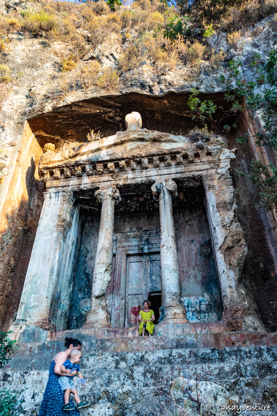 土耳其的利西亞石棺－鑲嵌在山壁上的千年古墓｜費特希耶Fethiye｜土耳其租車旅遊